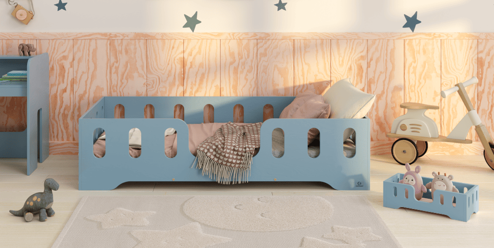 Blaues Holzbett mit Aussparungen in den Schutzgittern und Eingang in der Mitte sowie seine Miniaturausführung für Puppen